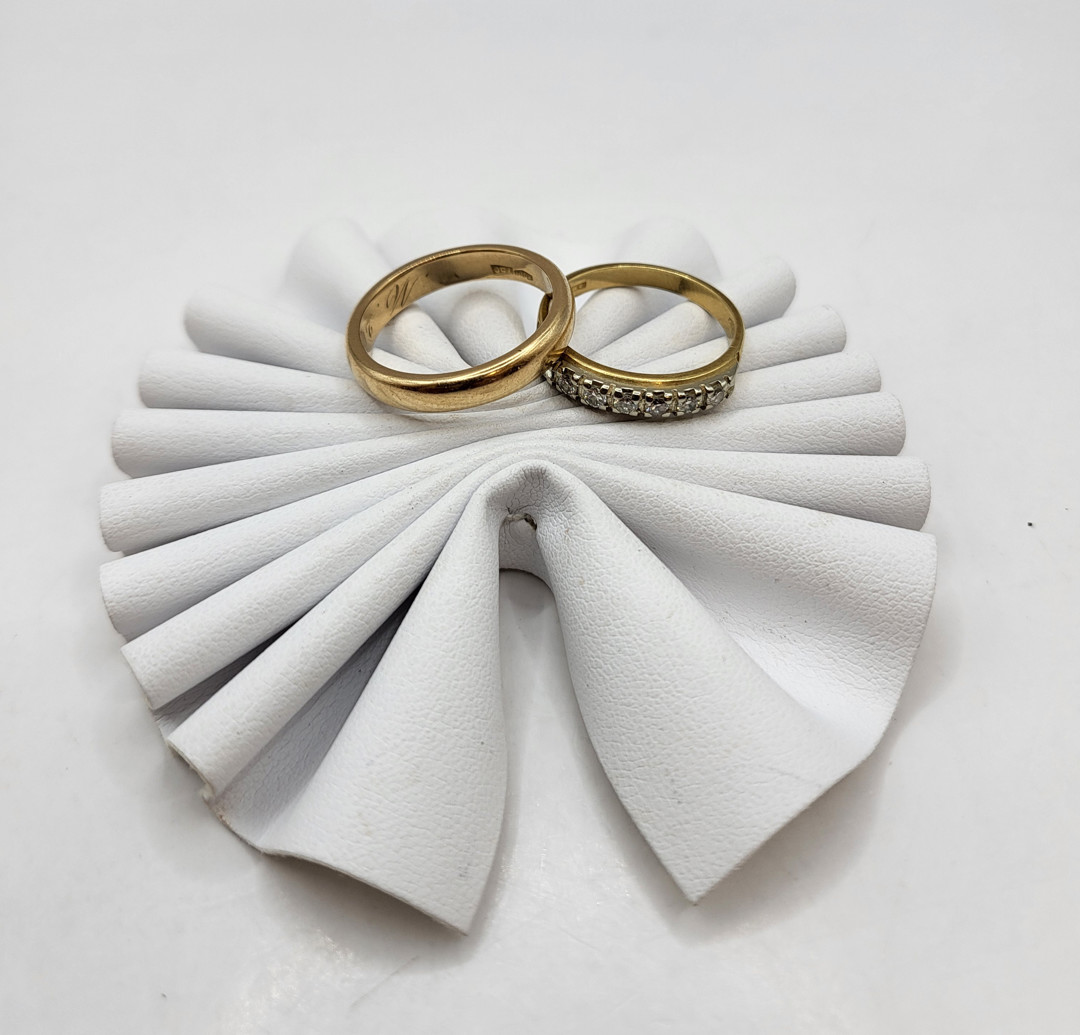 Due anelli oro pietre