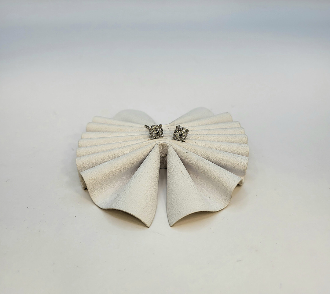 Un paio orecchini oro diamantini 