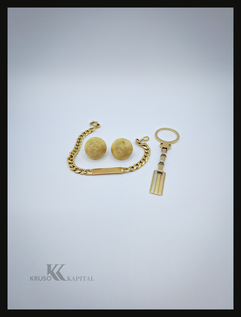Un paio orecchini bracciale e portachiavi oro 