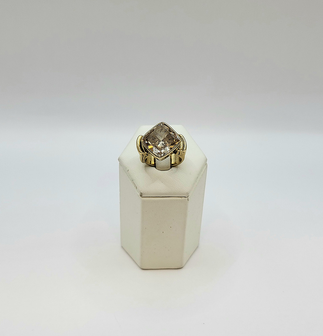 Anello a firma Misani oro pietra diamanti