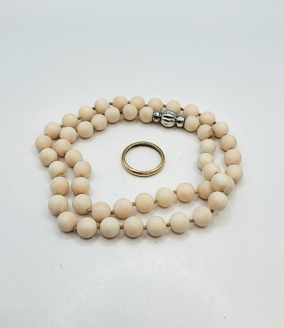 Anello e collana oro pietre