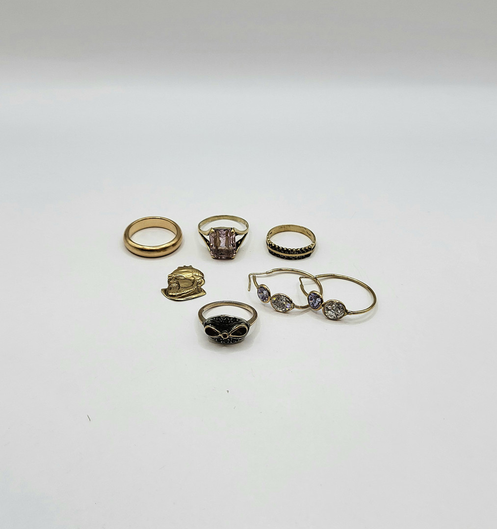 Vari oggetti oro argento pietre