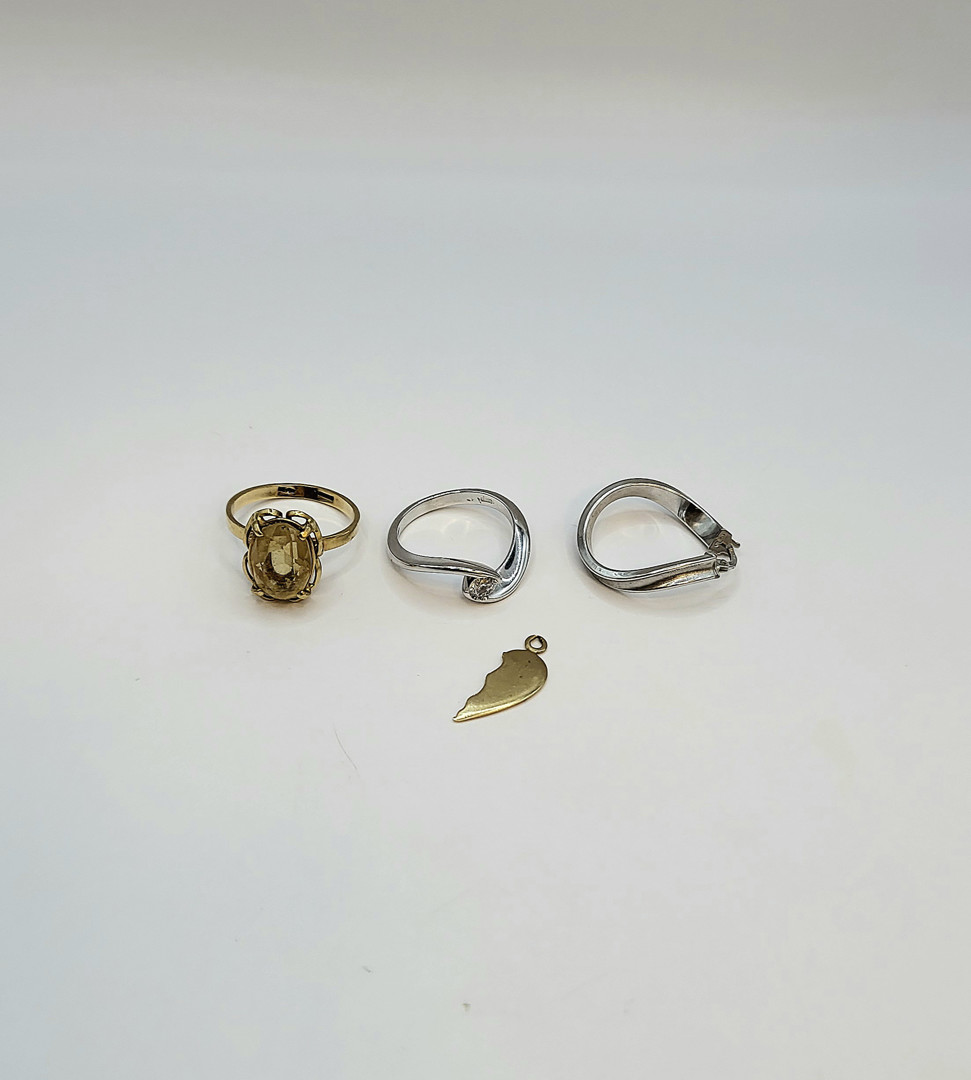 Due anelli orecchino pezzo oro pietre