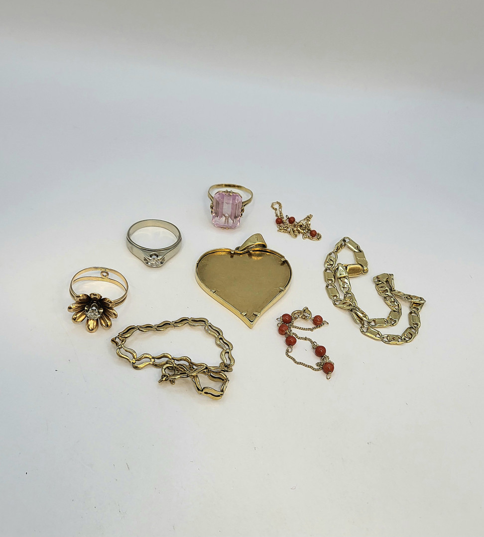 Vari oggetti oro pietre diamanti