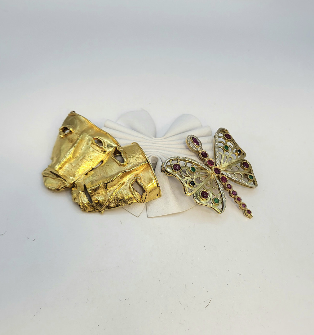 Spilla e pezzo oro pietre