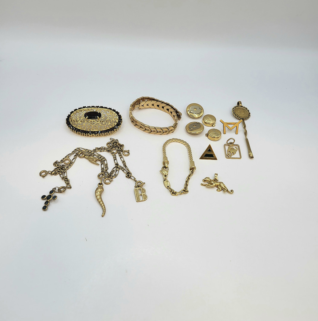 Vari oggetti in oro pietre 