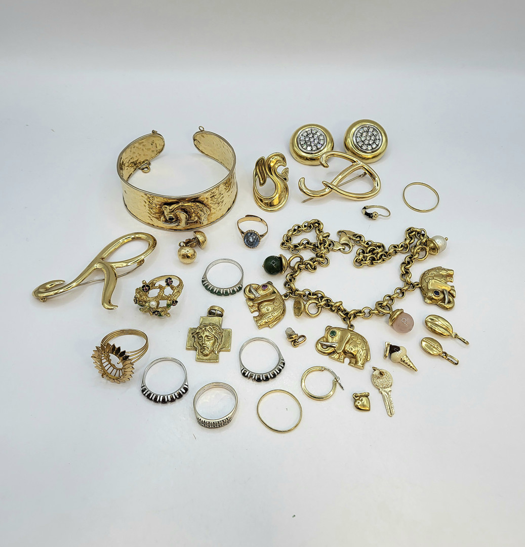 Vari oggetti oro diamanti pietre