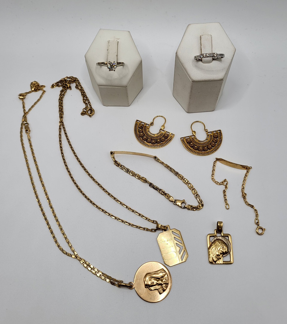Vari oggetti in oro diamanti 