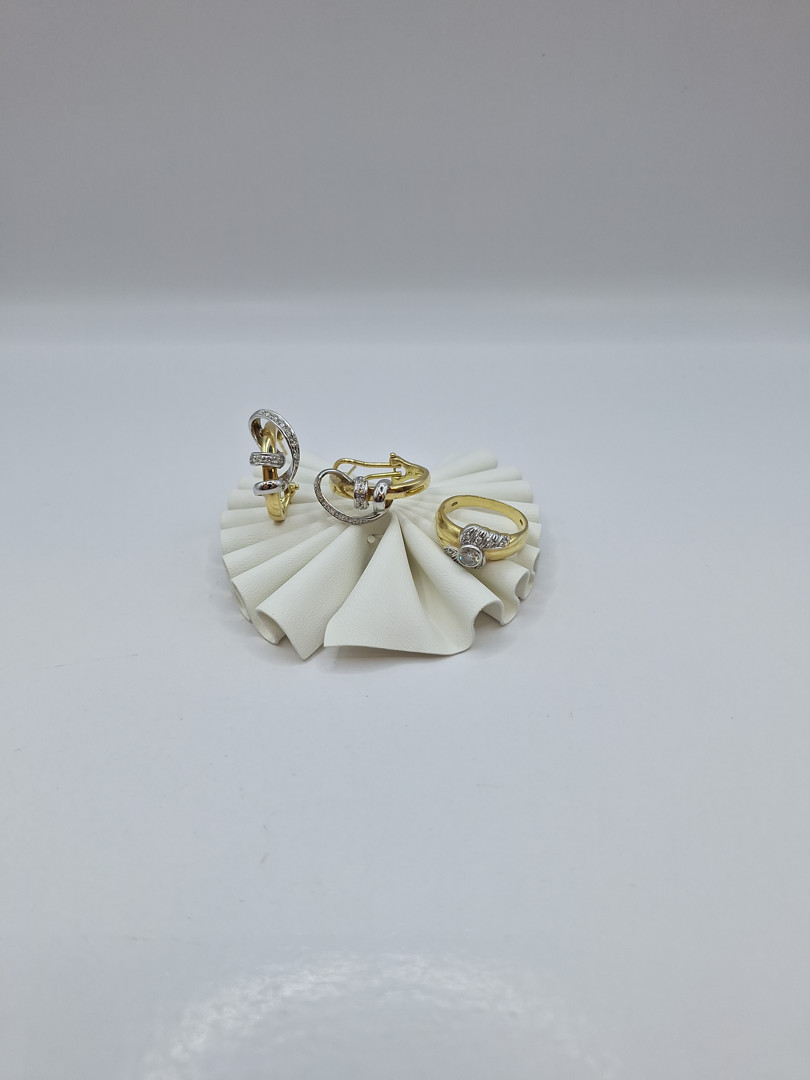 Anello e un paio di orecchini oro diamanti