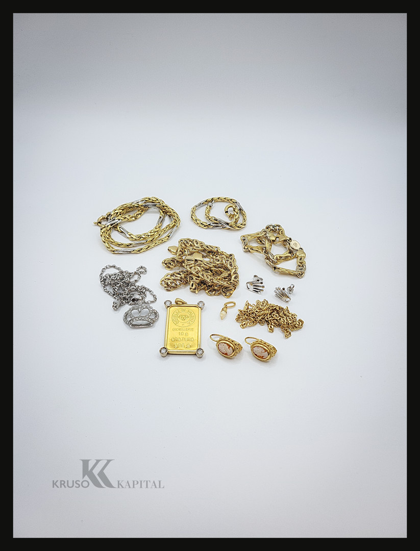Vari oggetti in oro diamanti pietre
