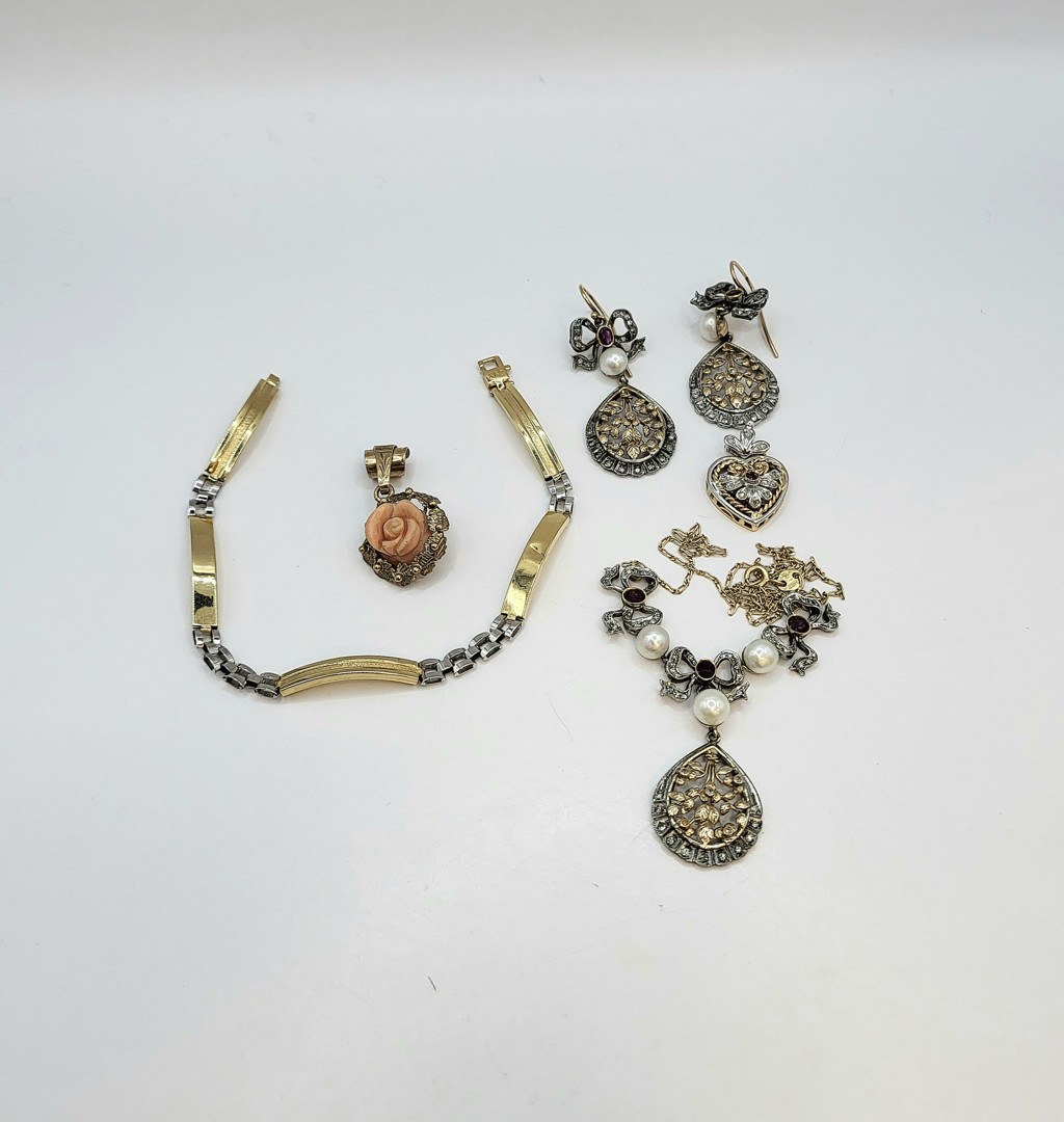 Vari oggetti oro pietre perle argento 