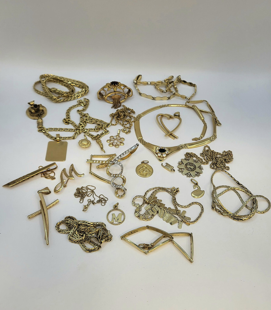 Vari oggetti oro pietre 