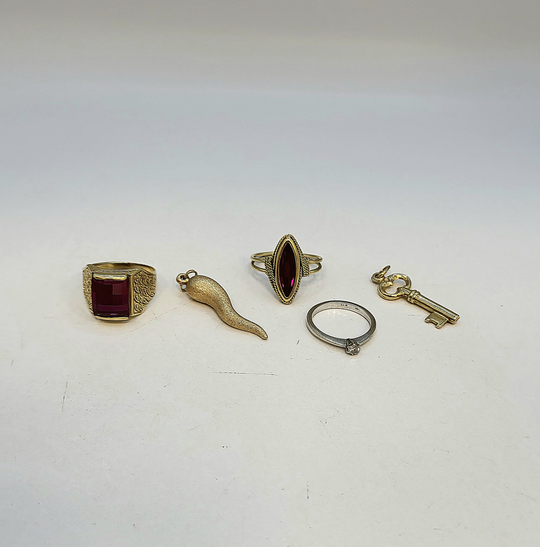 Vari oggetti oro diamante pietre