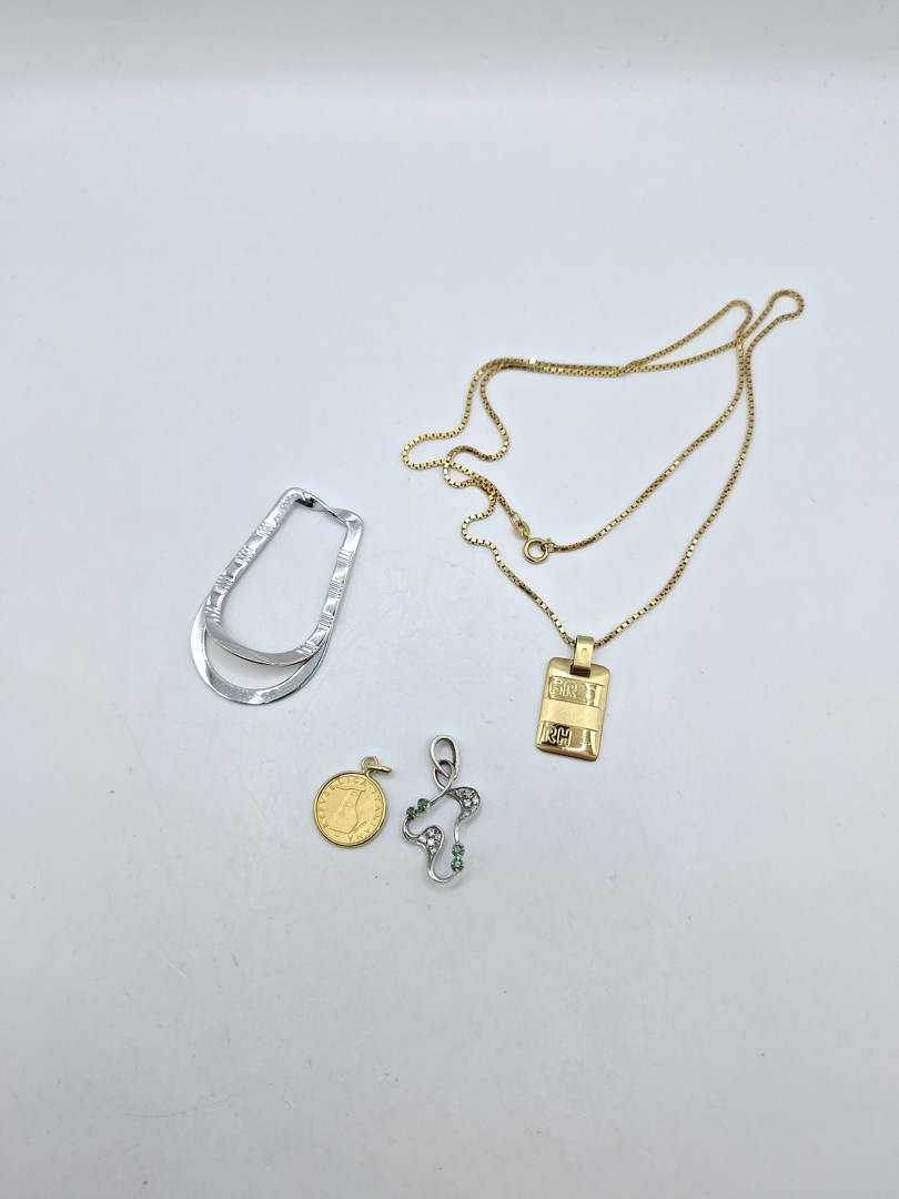 Vari oggetti oro diamanti pietre