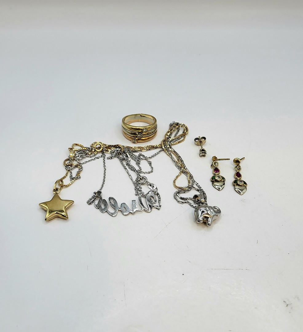 Vari oggetti oro pietre diamantini