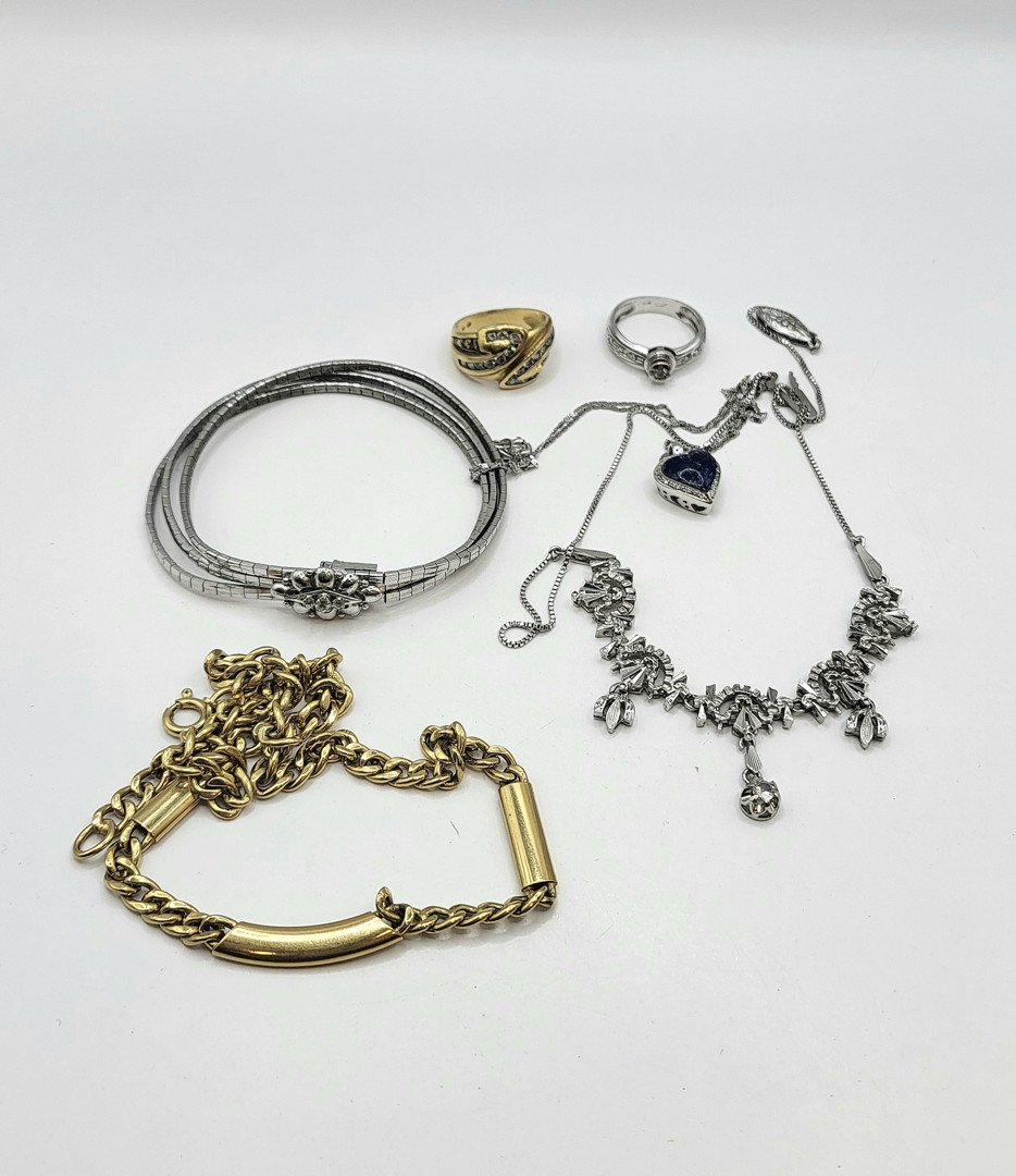 Vari oggetti in oro pietre 