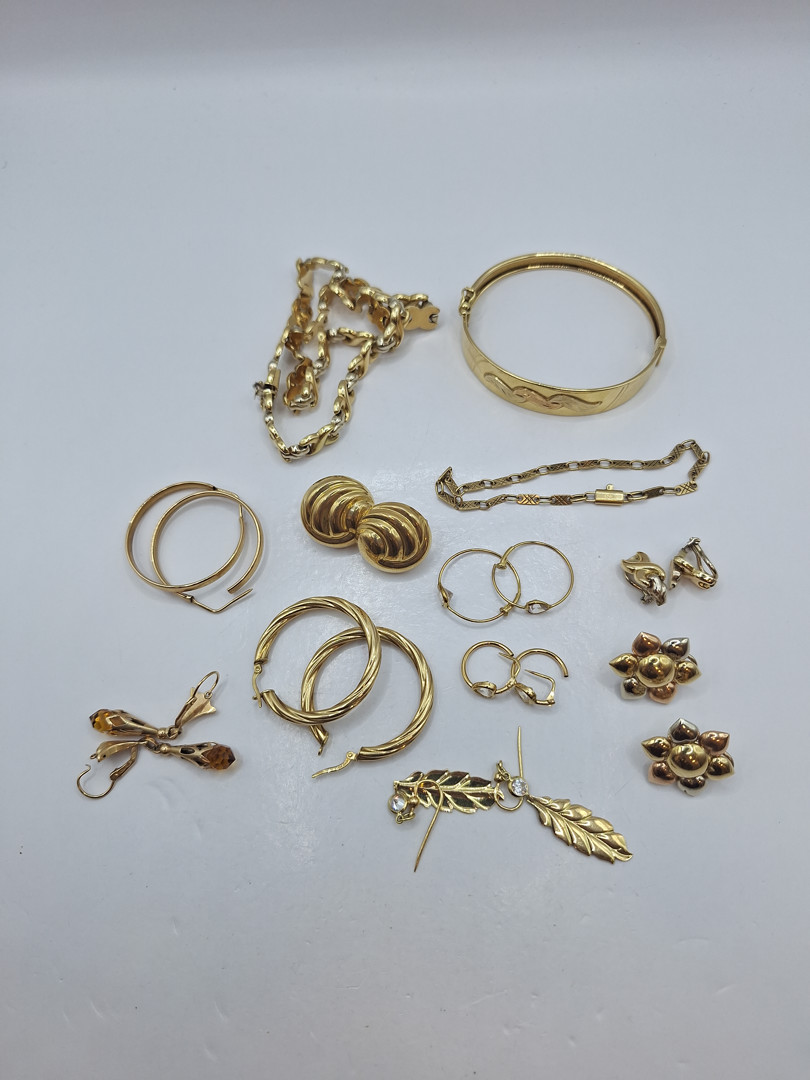 Vari oggetti in oro pietre 