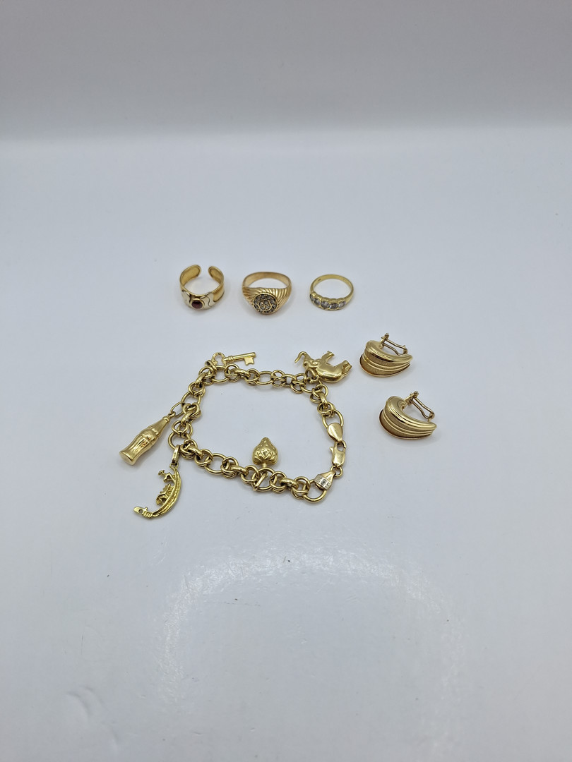 Vari oggetti in oro pietre diamantini