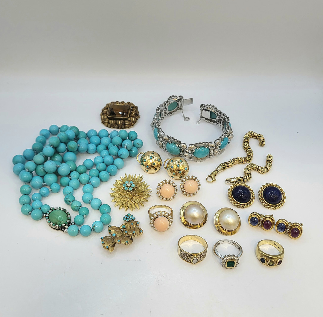 Vari oggetti oro pietre diamanti corallo 