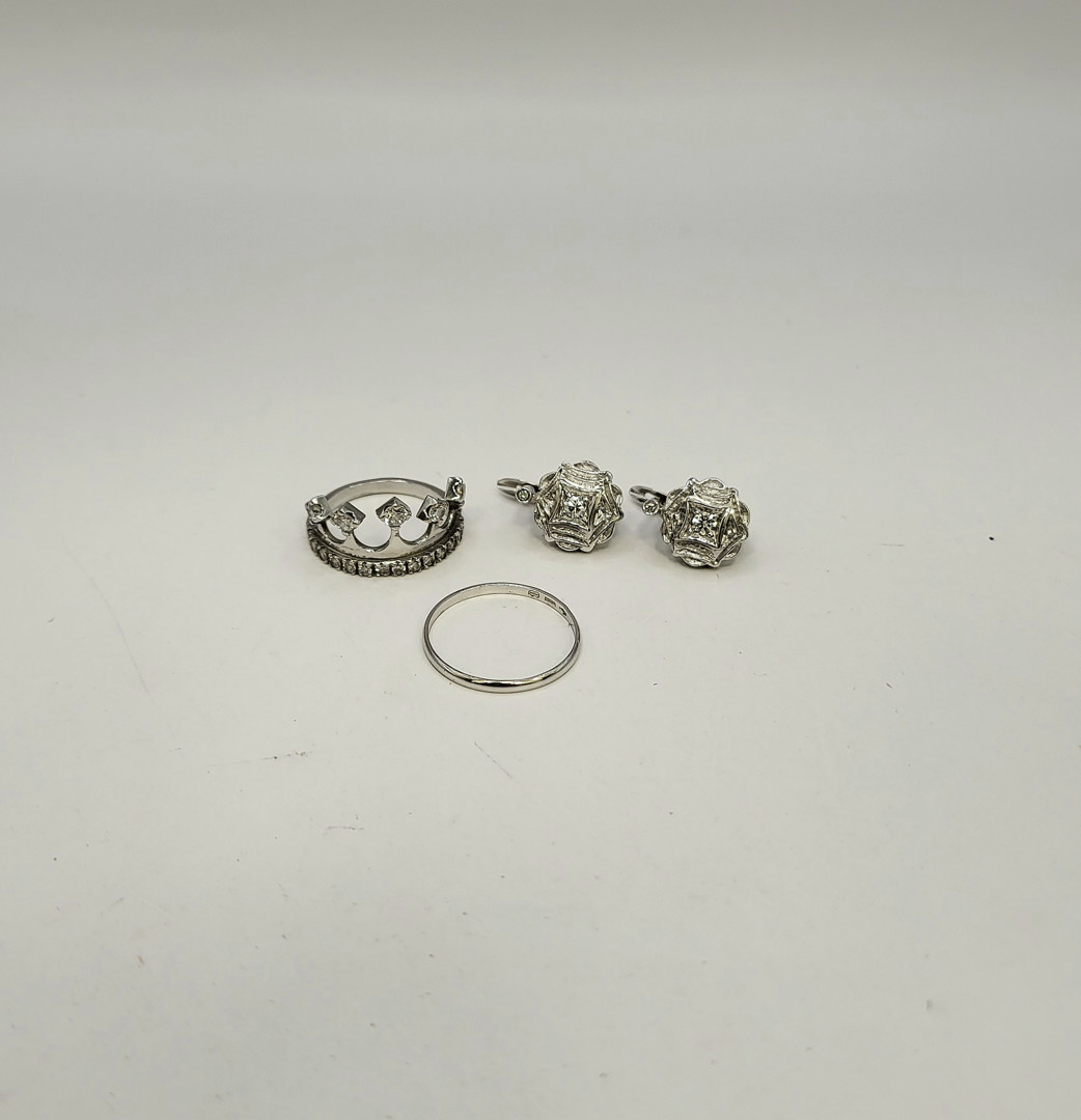 Due anelli e un paio orecchini oro pietre diamantini