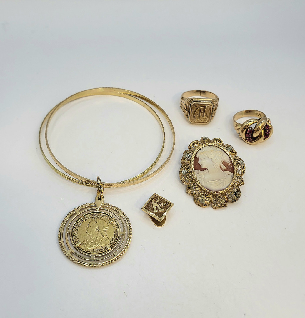 Vari oggetti in oro pietre 