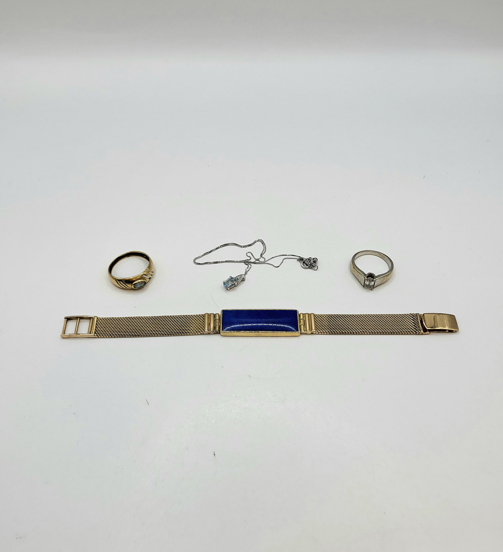 Vari oggetti oro pietre