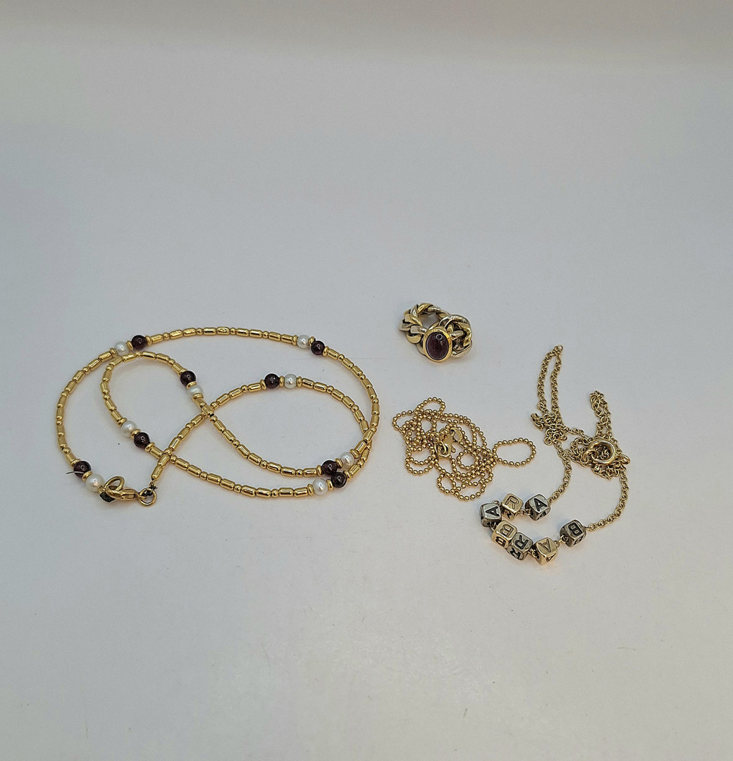 Vari oggetti oro pietre perline 