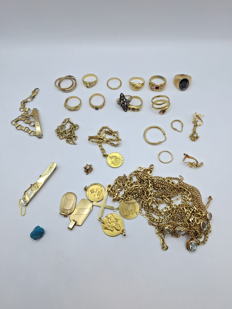 Vari oggetti in oro argento pietre 