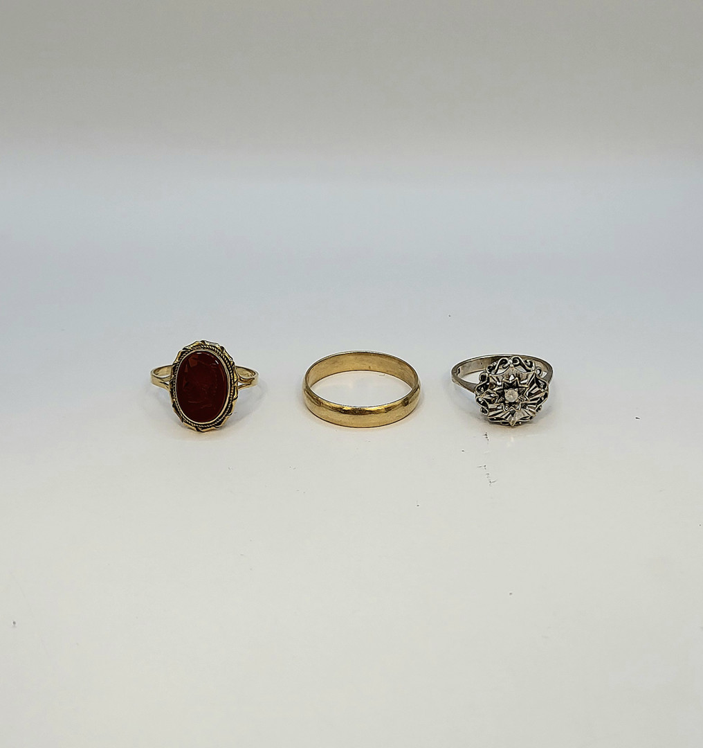 Tre anelli oro pietre