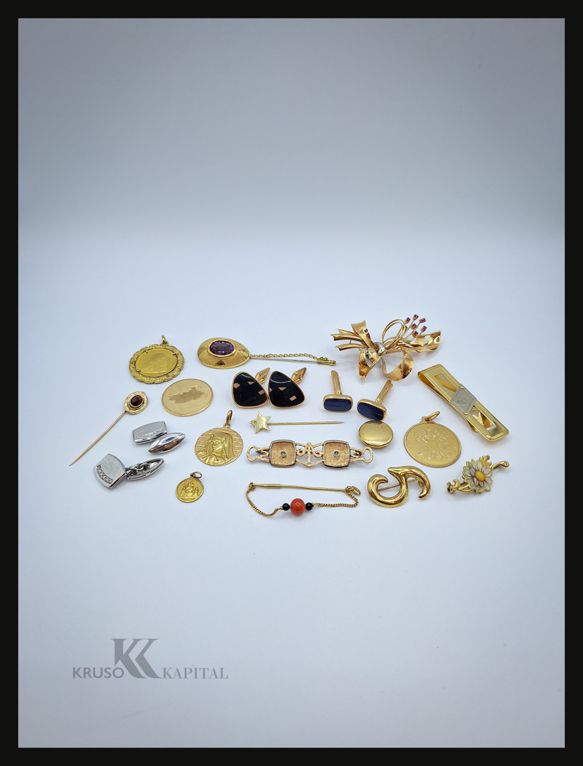 Vari oggetti in oro diamanti pietre corallo 