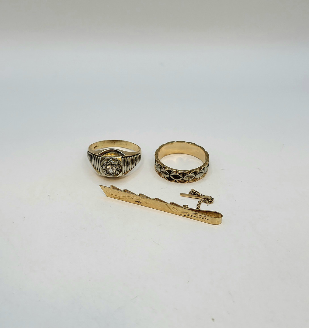 Fermacravatte e due anelli oro pietra
