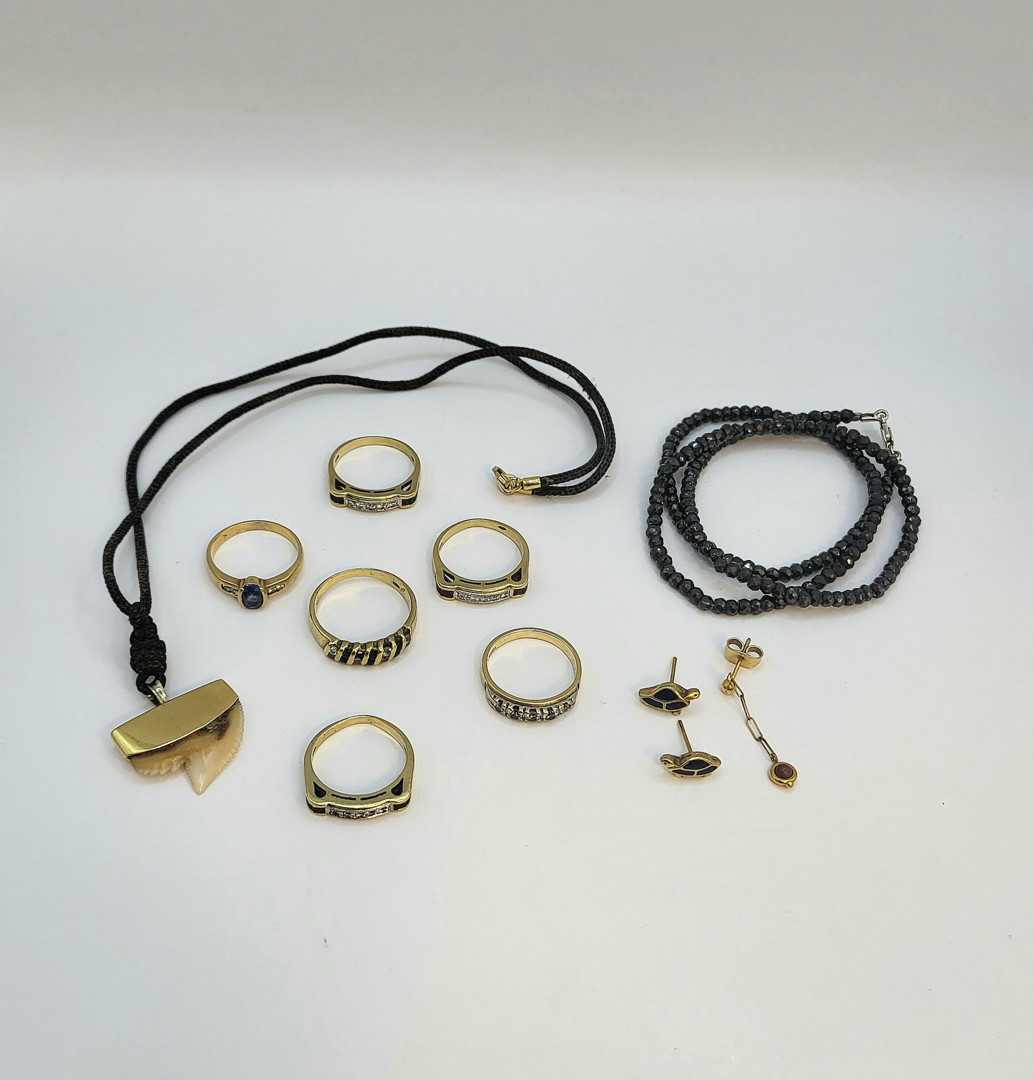 Vari oggetti in oro pietre diamantini 