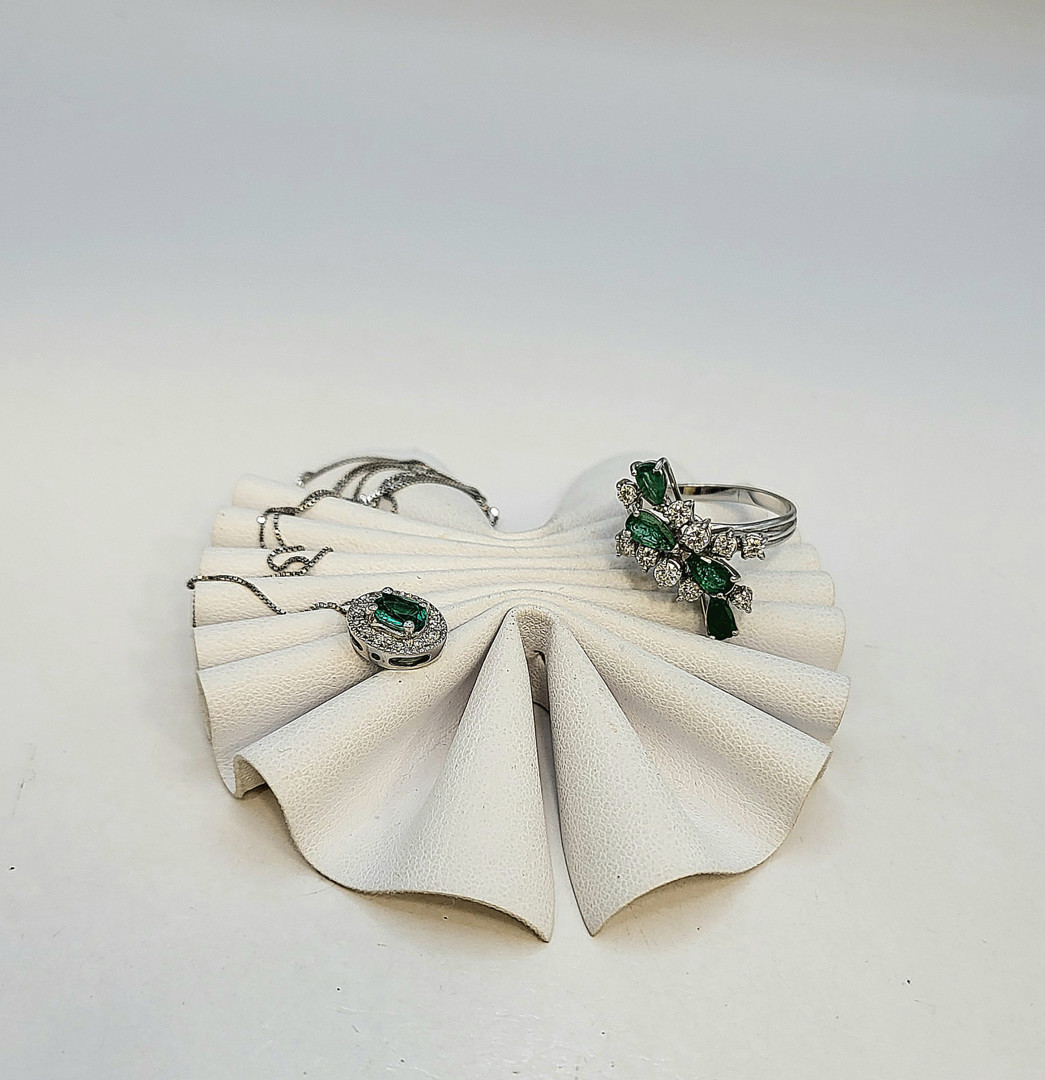 Anello e collana oro pietre diamanti