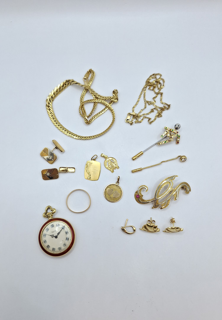 Vari oggetti oro pietre