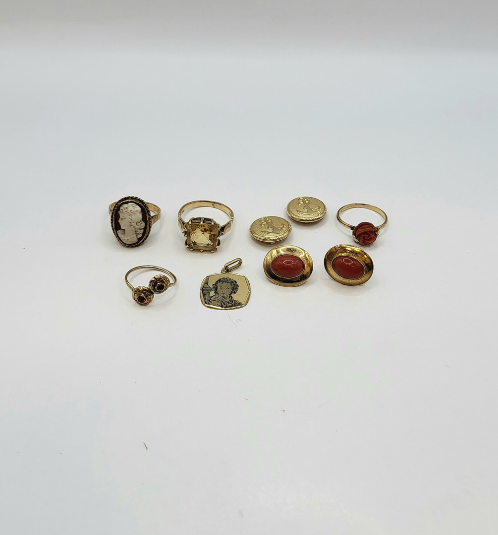 Vari oggetti in oro pietre coralli 