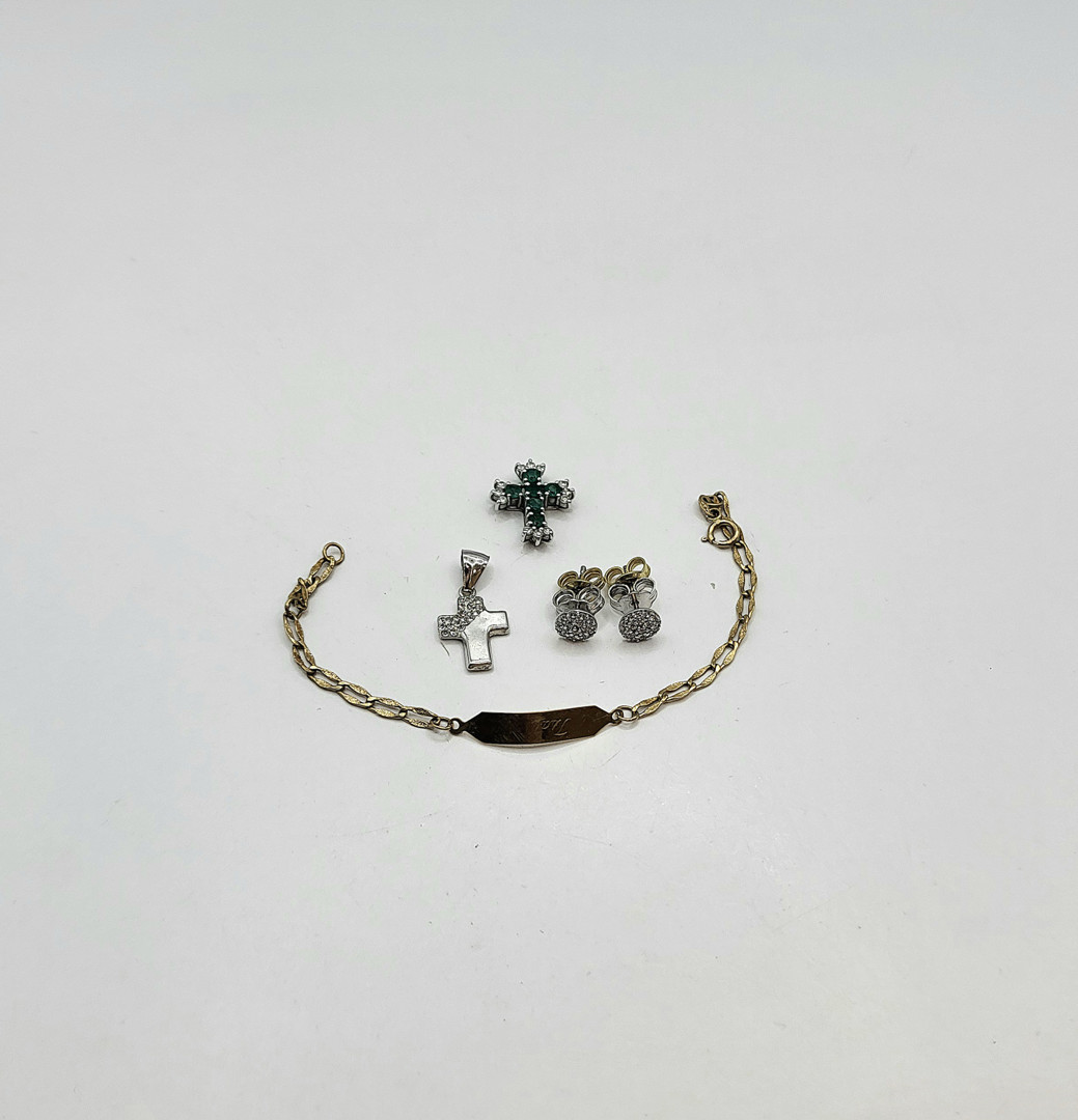 Vari oggetti oro pietre