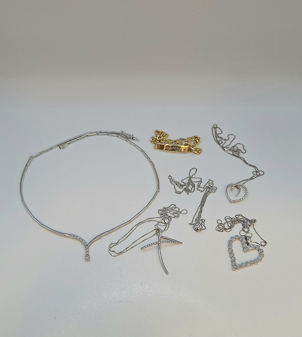 Vari oggetti in oro pietre diamantini