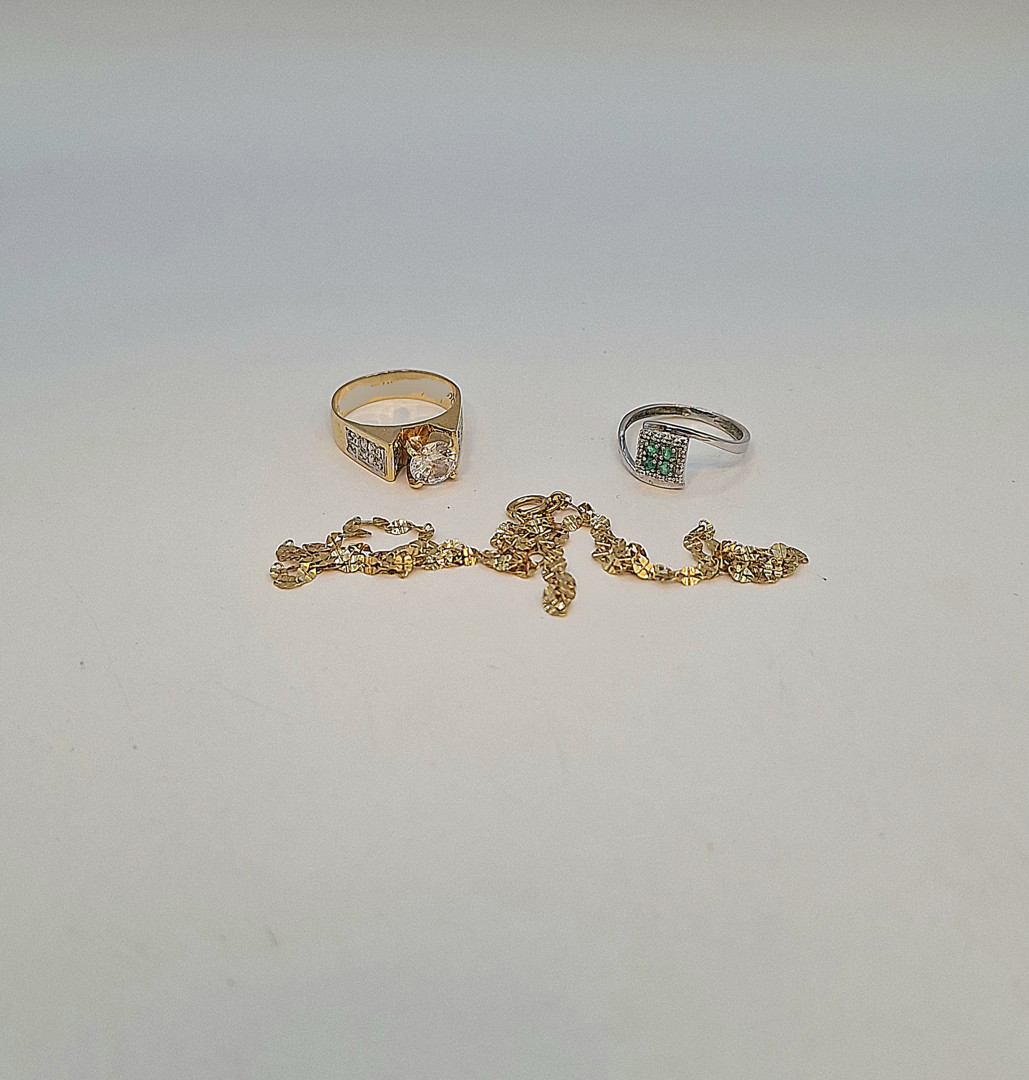 Due anelli e collana oro pietre 