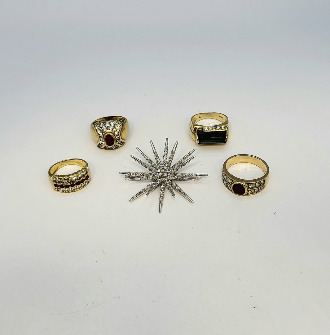 Quattro anelli e spilla oro pietre diamantini