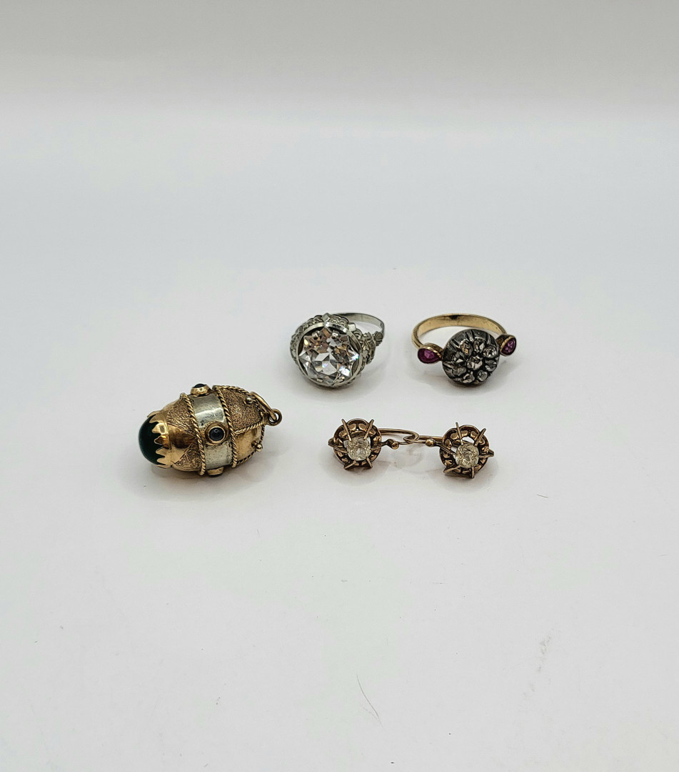 Vari oggetti oro pietre diamantini