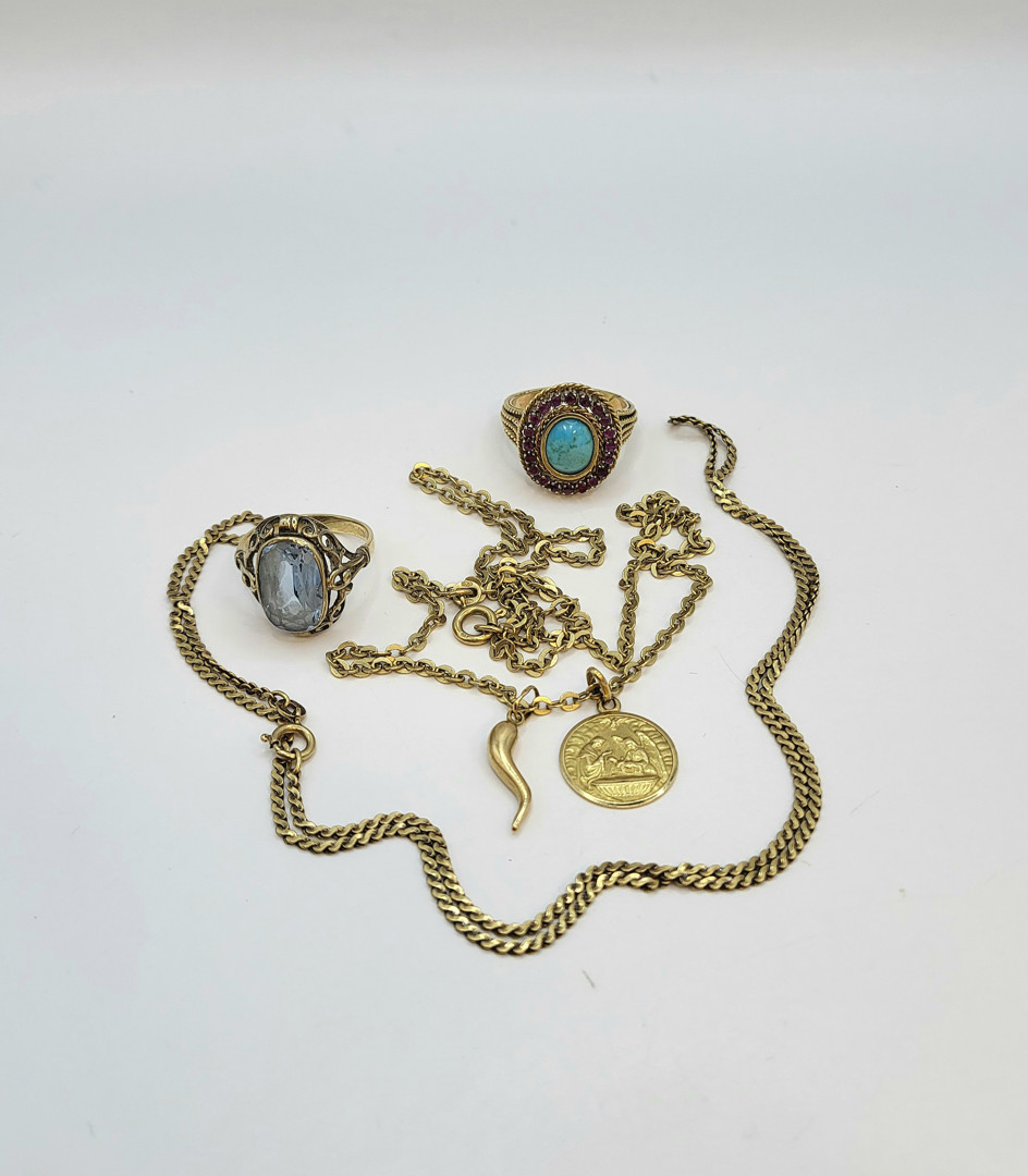 Vari oggetti oro pietre