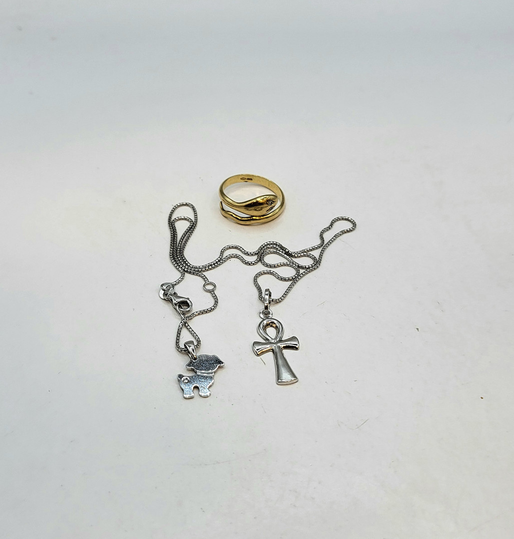 Vari oggetti oro diamanti