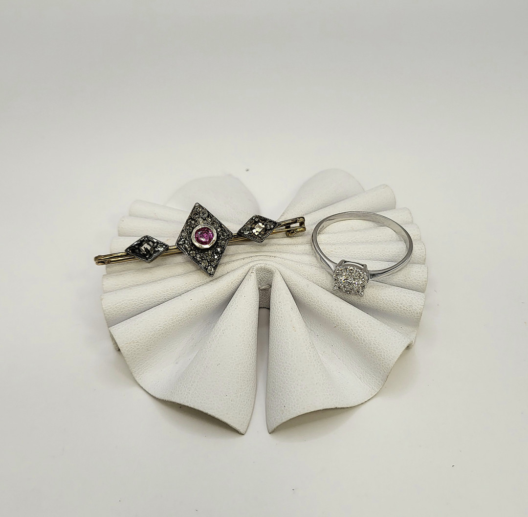 Anello a firma Giorgio Visconti e spilla oro argento diamanti pietre