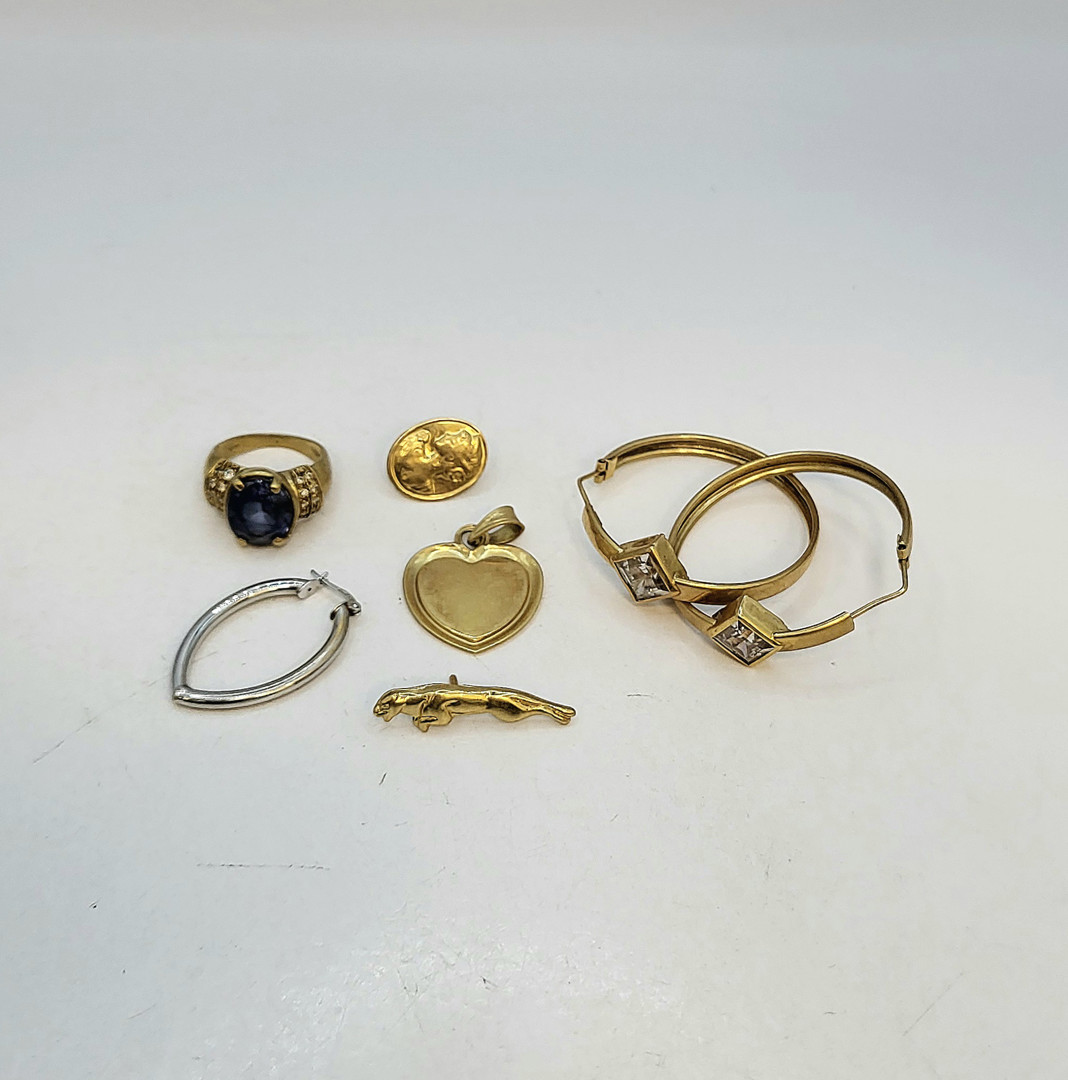 Vari oggetti oro pietre