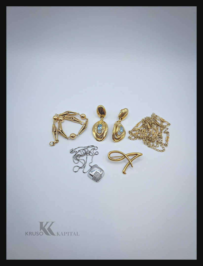Vari oggetti oro diamanti pietre