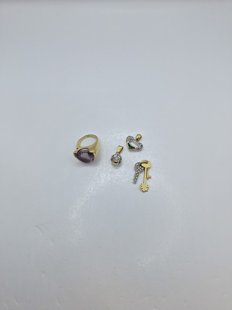 Tre ciondoli anello oro pietre