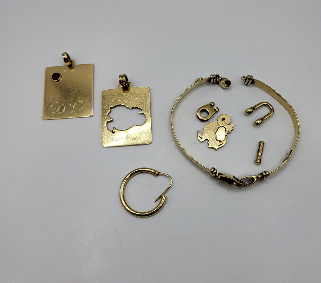 Vari oggetti oro pietra 