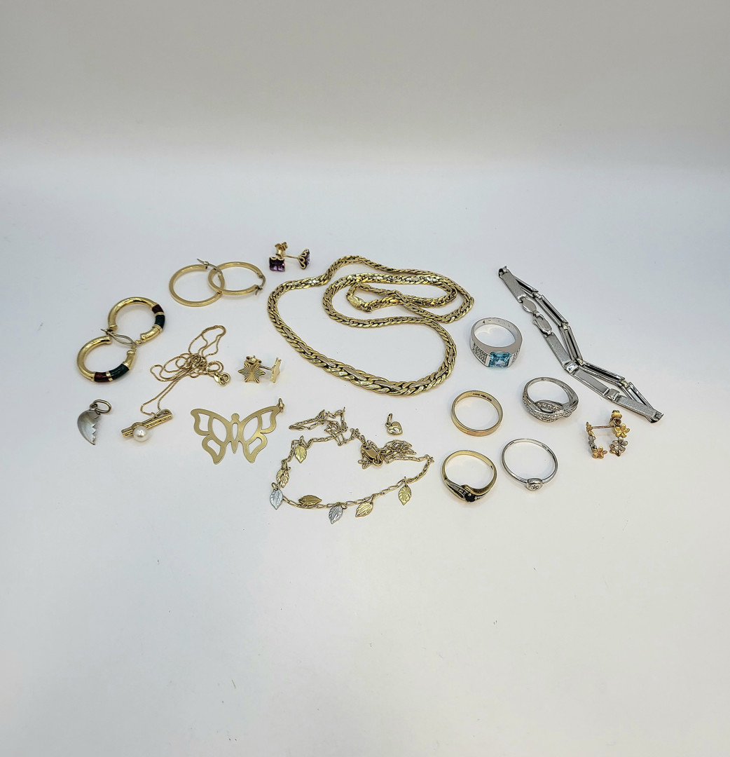 Vari oggetti in oro pietre perla 