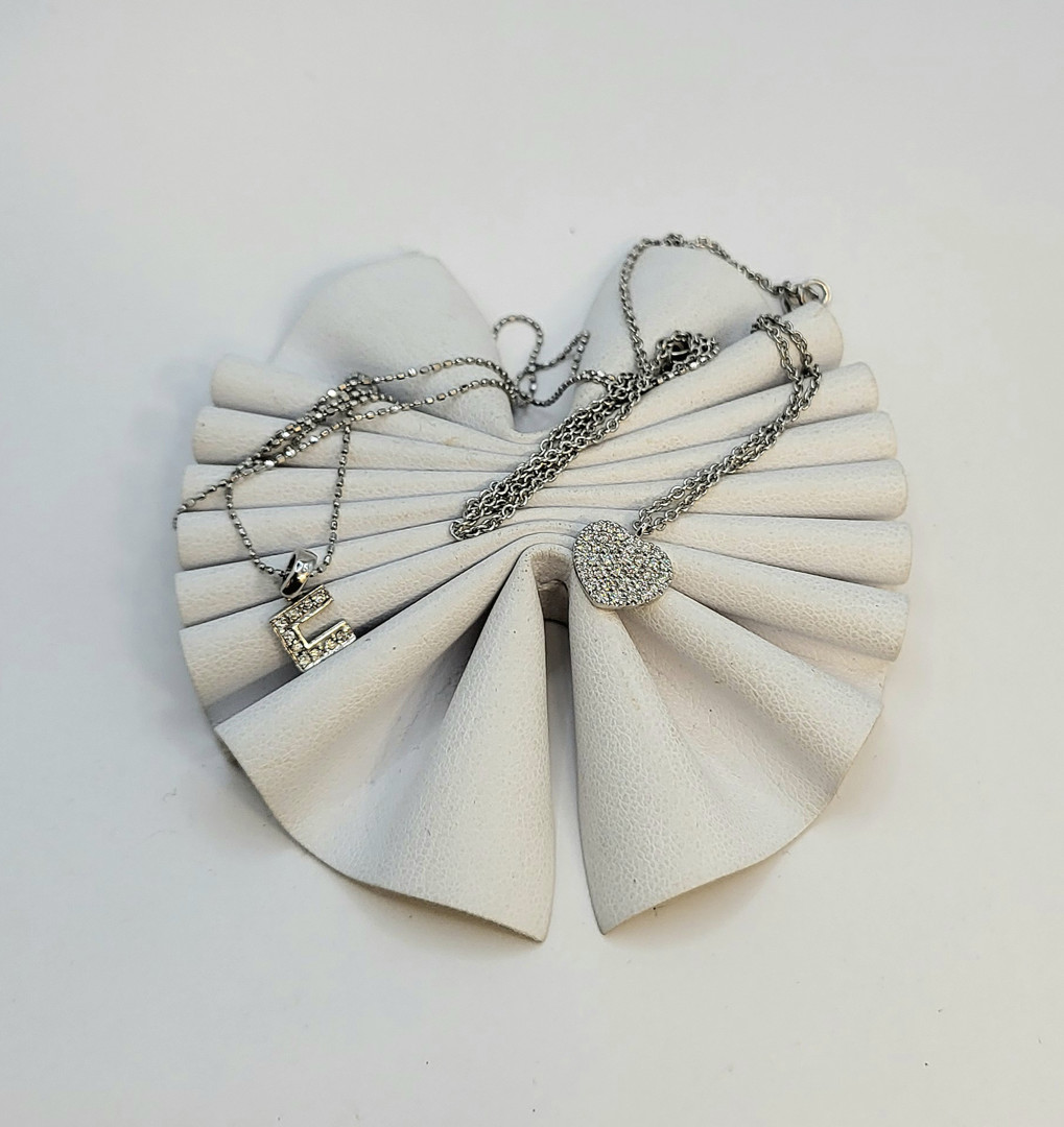 Due catenine e due ciondoli oro diamantini