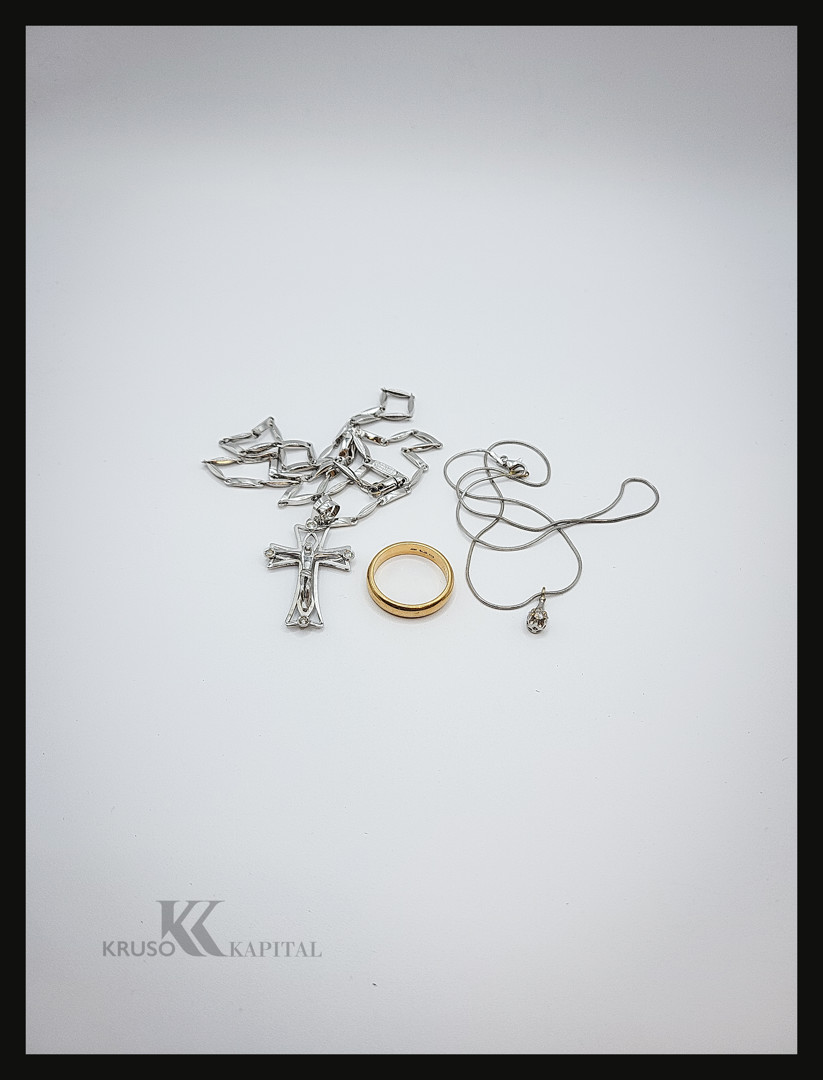 Vari oggetti in oro diamantini